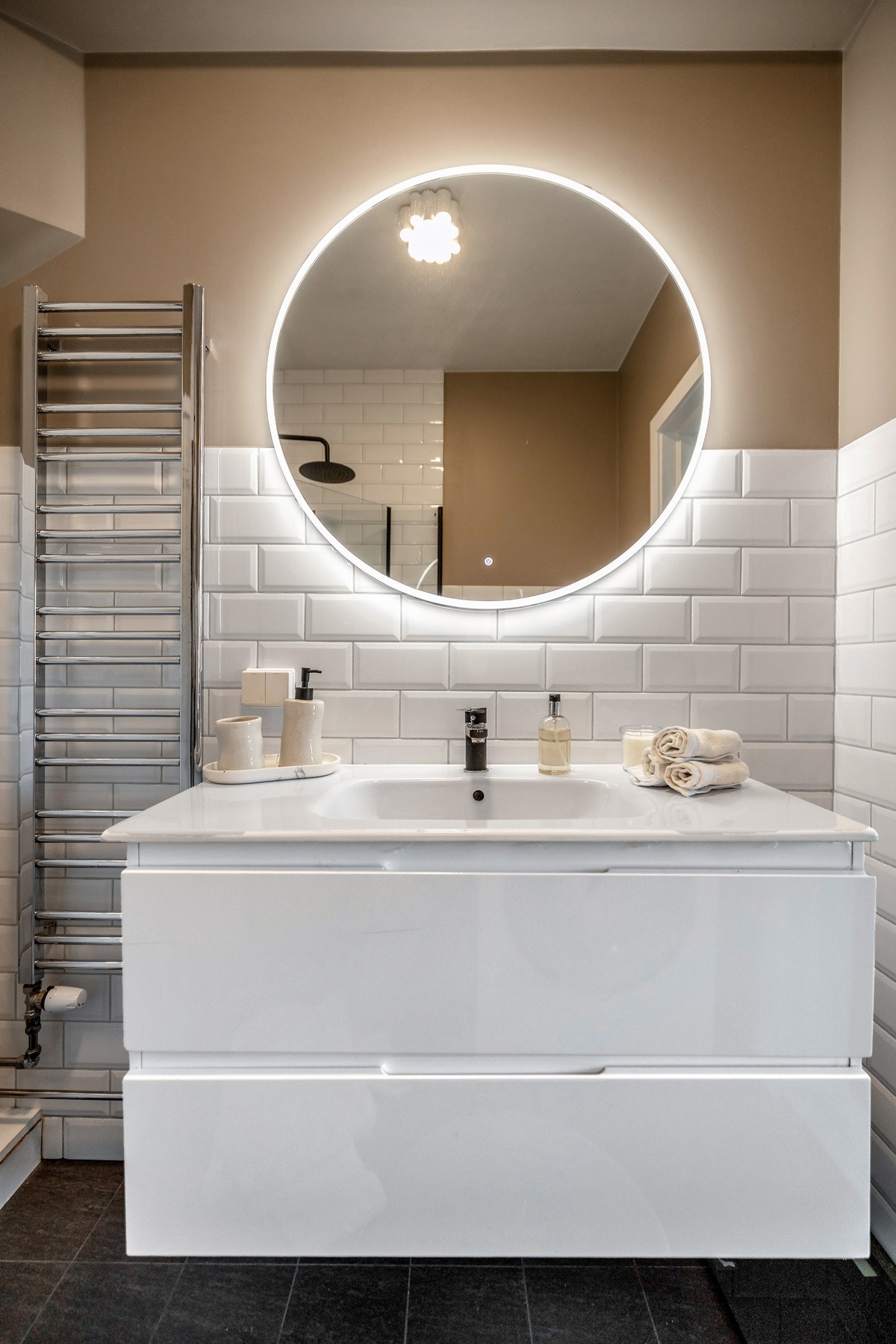 Det er servantinnredning med to skuffefronter og det er montert speil med belysning. Galleribilde