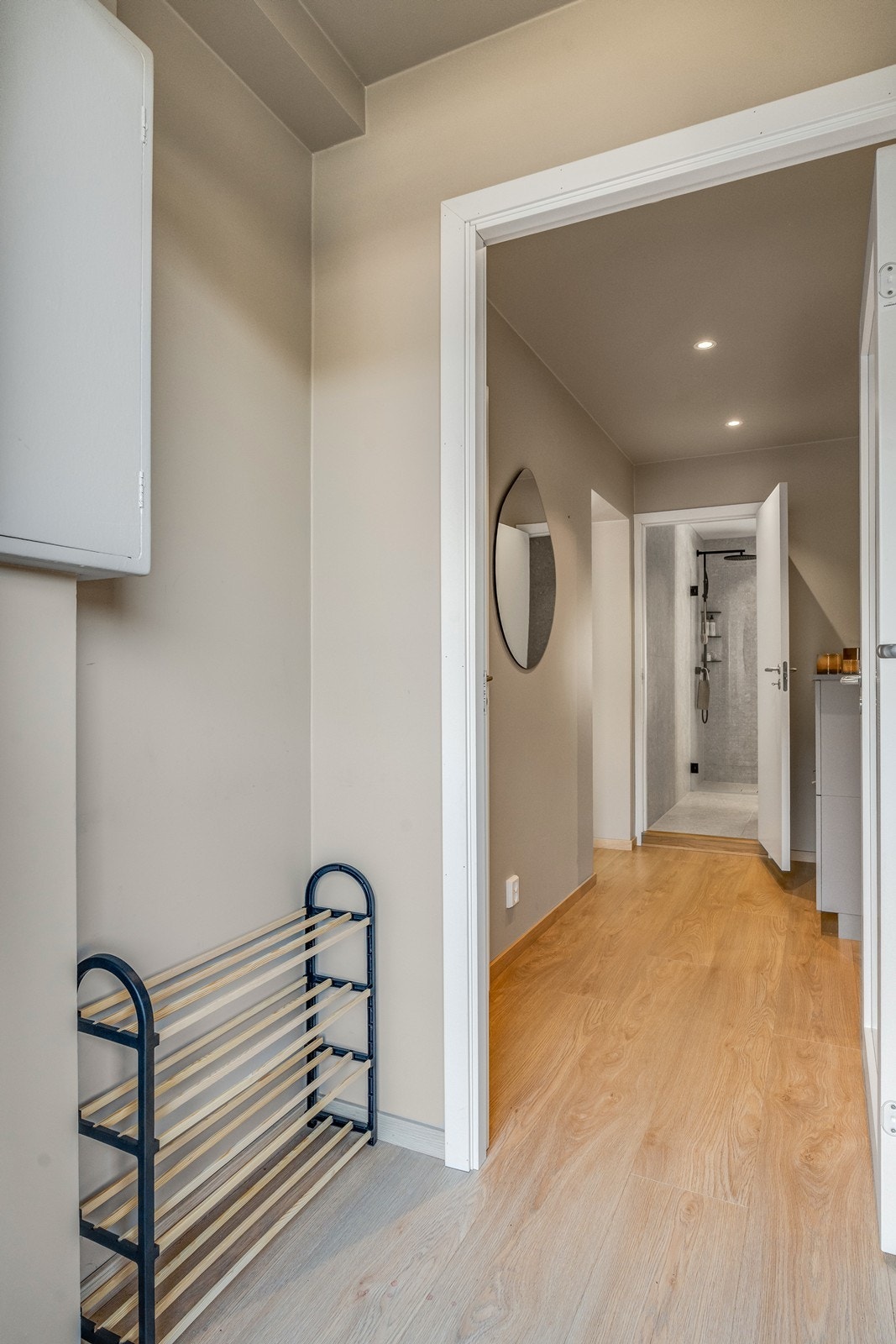 Lys og romslig gang med plass til yttertøy og sko. Galleribilde