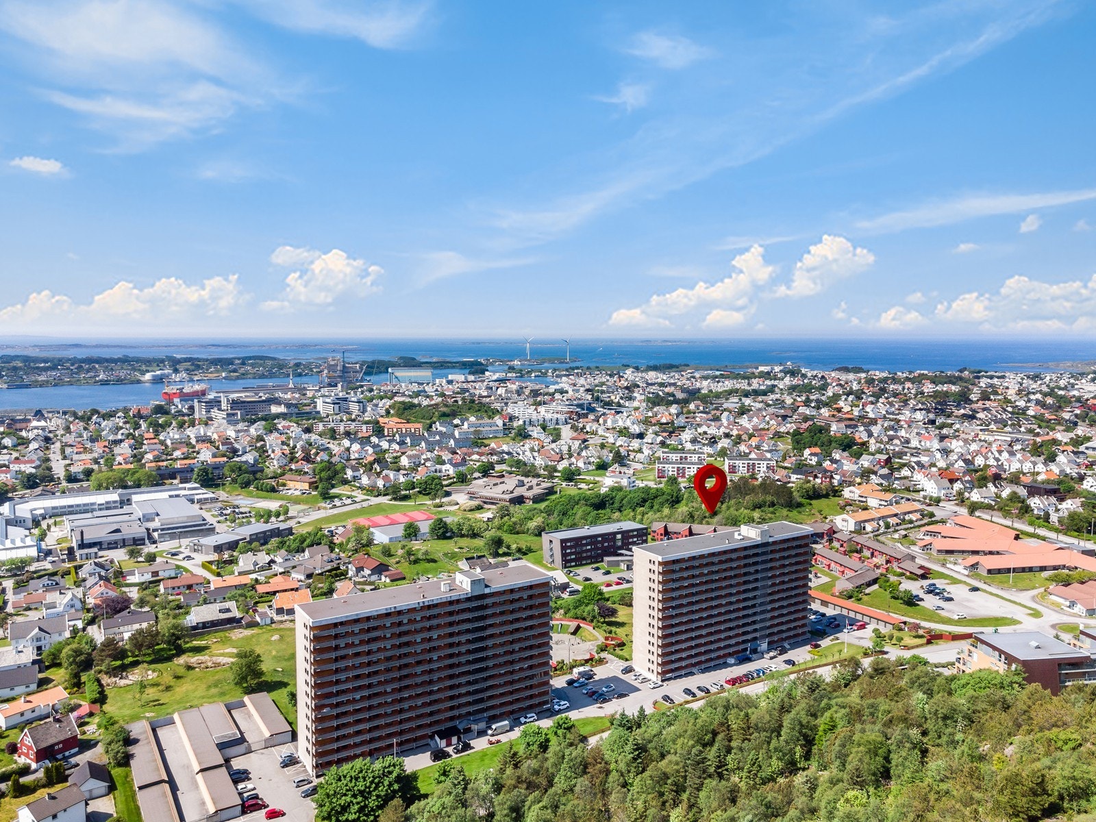 Attraktiv og sentral beliggenhet med kort vei til skoler, barnehager, butikk - og servicetilbud. Galleribilde