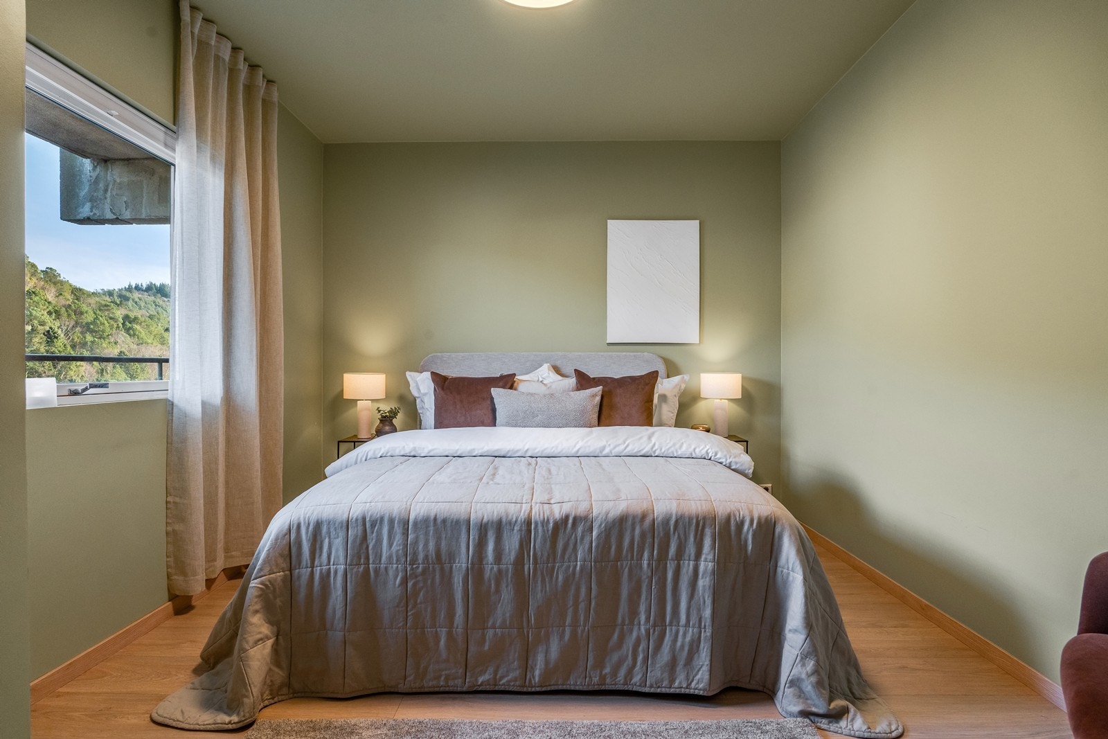 Soverom 2 er lyst og luftig med god plass til møblering av dobbeltseng og nattbord. Galleribilde