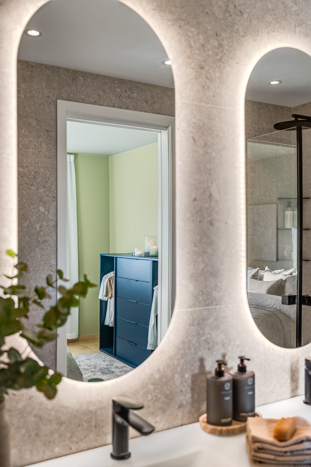 Badet er flott utført med moderne fliser på gulv - og veggflater. Galleribilde