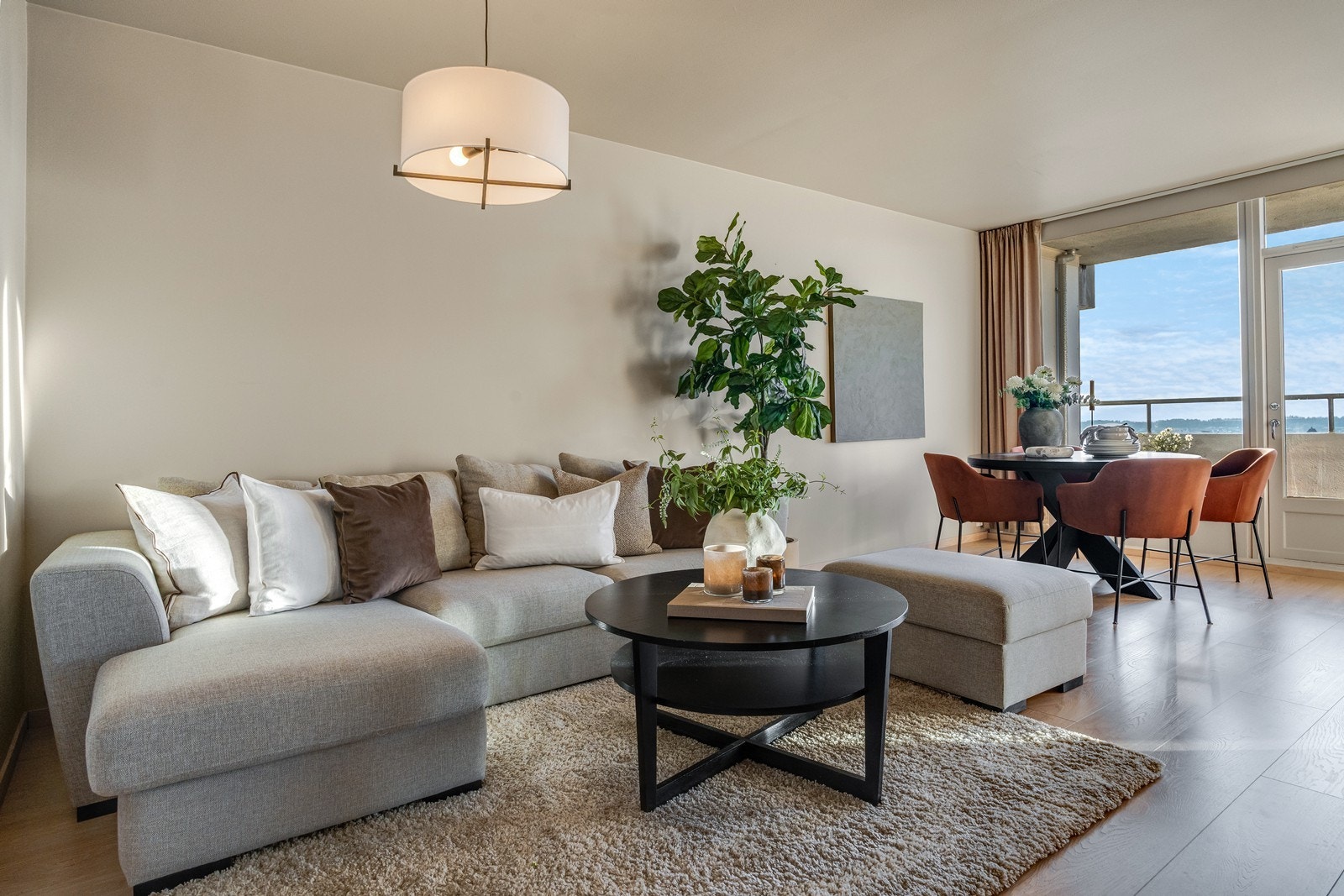 Stuen fremstår lys og luftig, med god plass til både sofagruppe og spisebord. Galleribilde