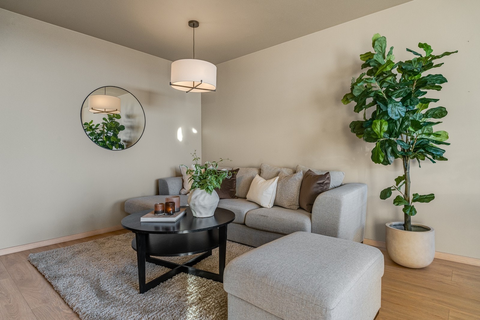 Flott enstavs laminat på gulv. Galleribilde