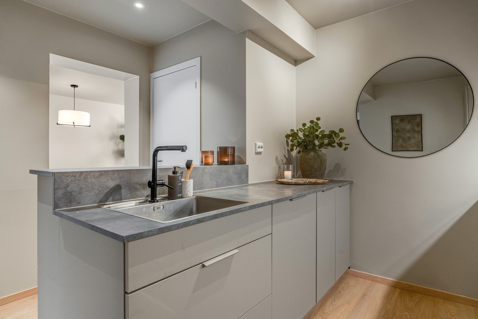 Det er fullt utstyrt med kjøl/fryseskap, oppvaskmaskin, platetopp, stekeovn og vannstoppsystem. Galleribilde