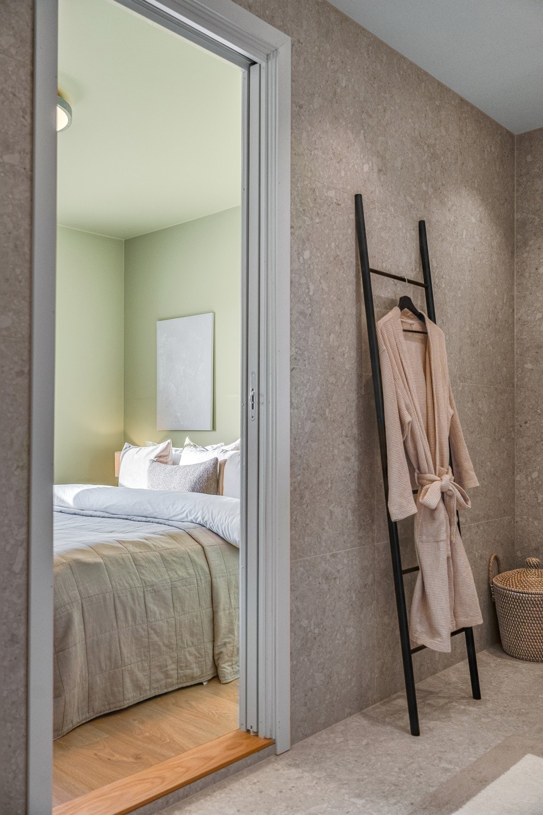 Badet ble totalrenovert i 2023 og fremstår stilrent og elegant. Galleribilde