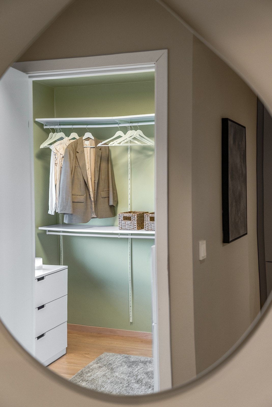 Leilighetens tredje soverom er i dag innredet med en praktisk garderobeinnredning. Galleribilde