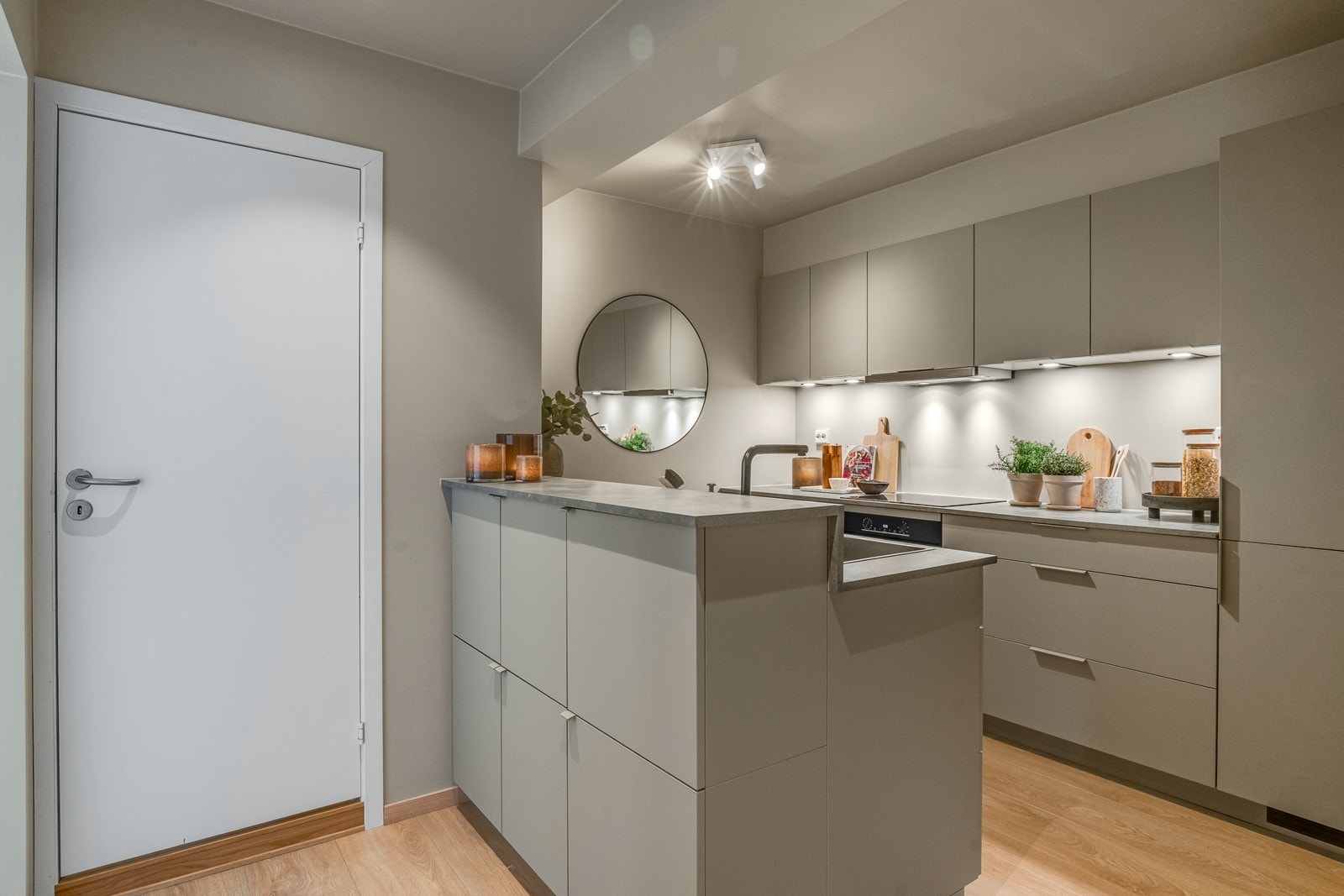 Kjøkkenet er praktisk utformet med en kjøkkenhalvøy som gir både rikelig lagringsplass og god arbeidsflate. Galleribilde