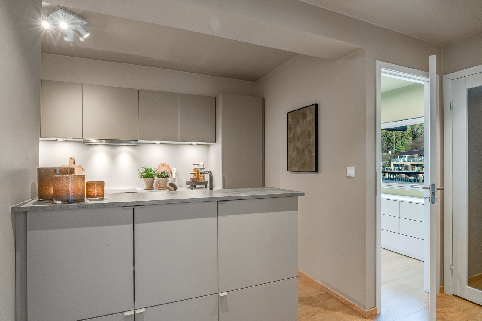 Kjøkkenet er fra 2023 og fremstår stilrent og lekkert, med glatte fronter og laminat benkeplate. Galleribilde