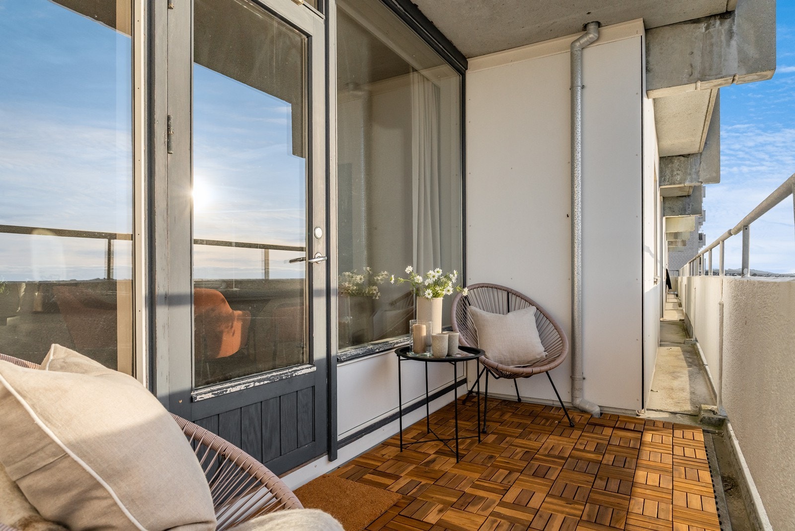 Stilren og flott 4-roms leilighet med gjennomgående høy standard og solrik balkong. Galleribilde