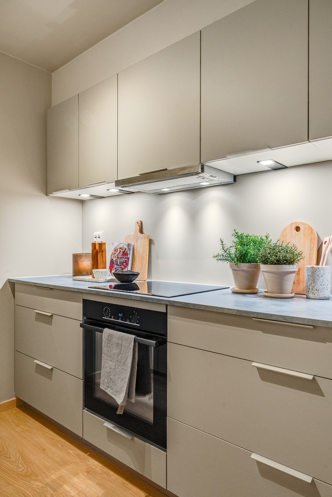 Her er godt med skap - og benkeplass for matlaging og oppbevaring. Galleribilde