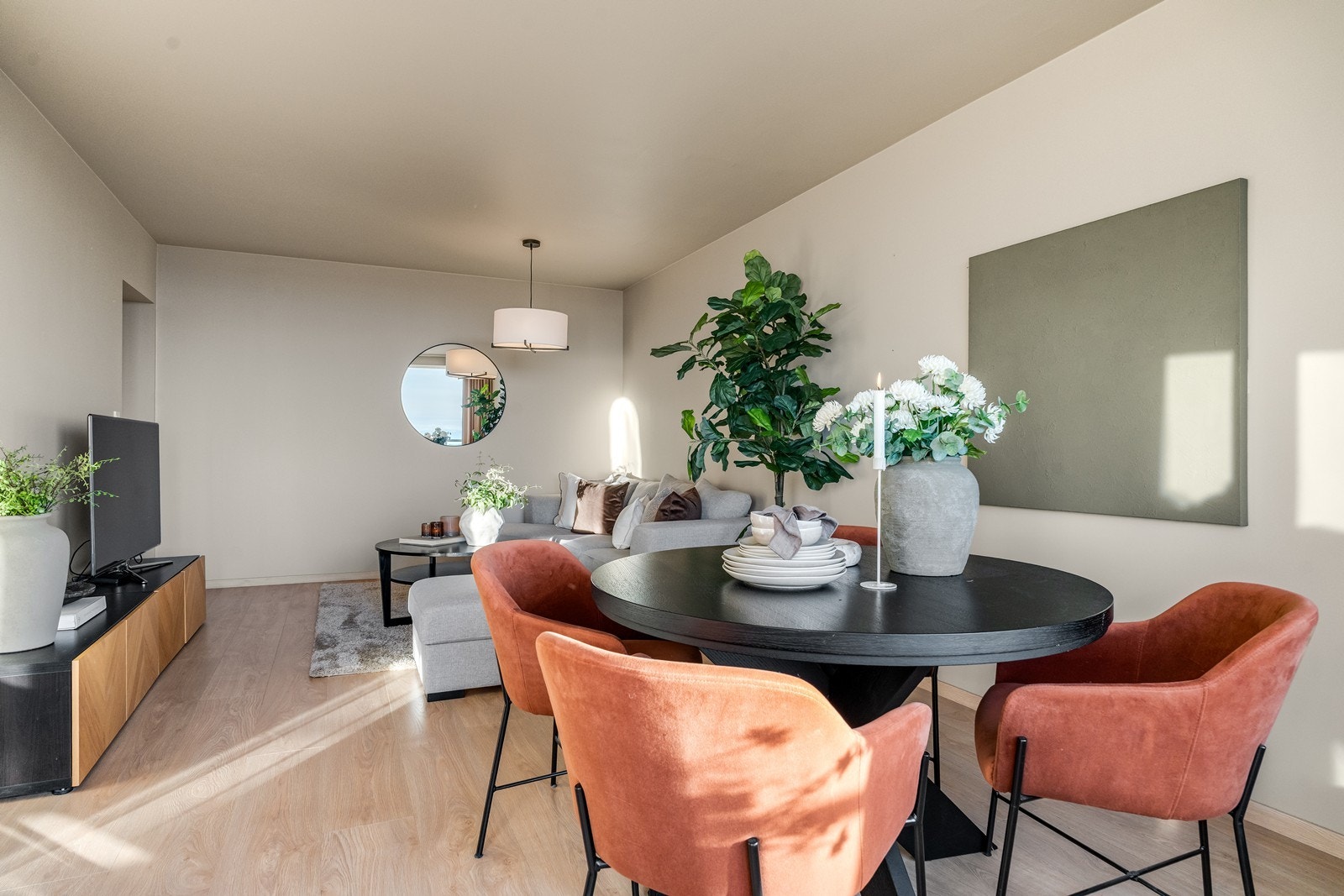 Stuen er malt i moderne, tidsriktige farger og har store vindusflater som slipper inn rikelig med naturlig lys, noe som ytterligere forsterker den åpne og innbydende følelsen. Galleribilde