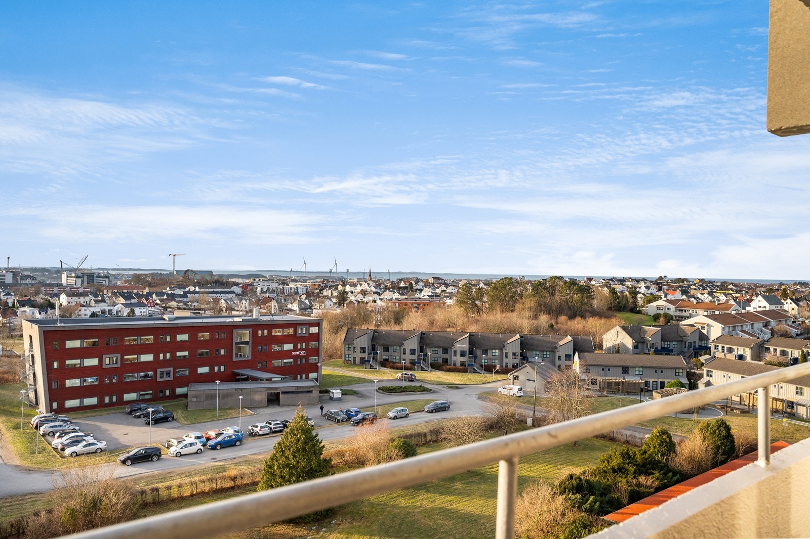 Flott utsikt utover nærområdet og mot havet! Galleribilde