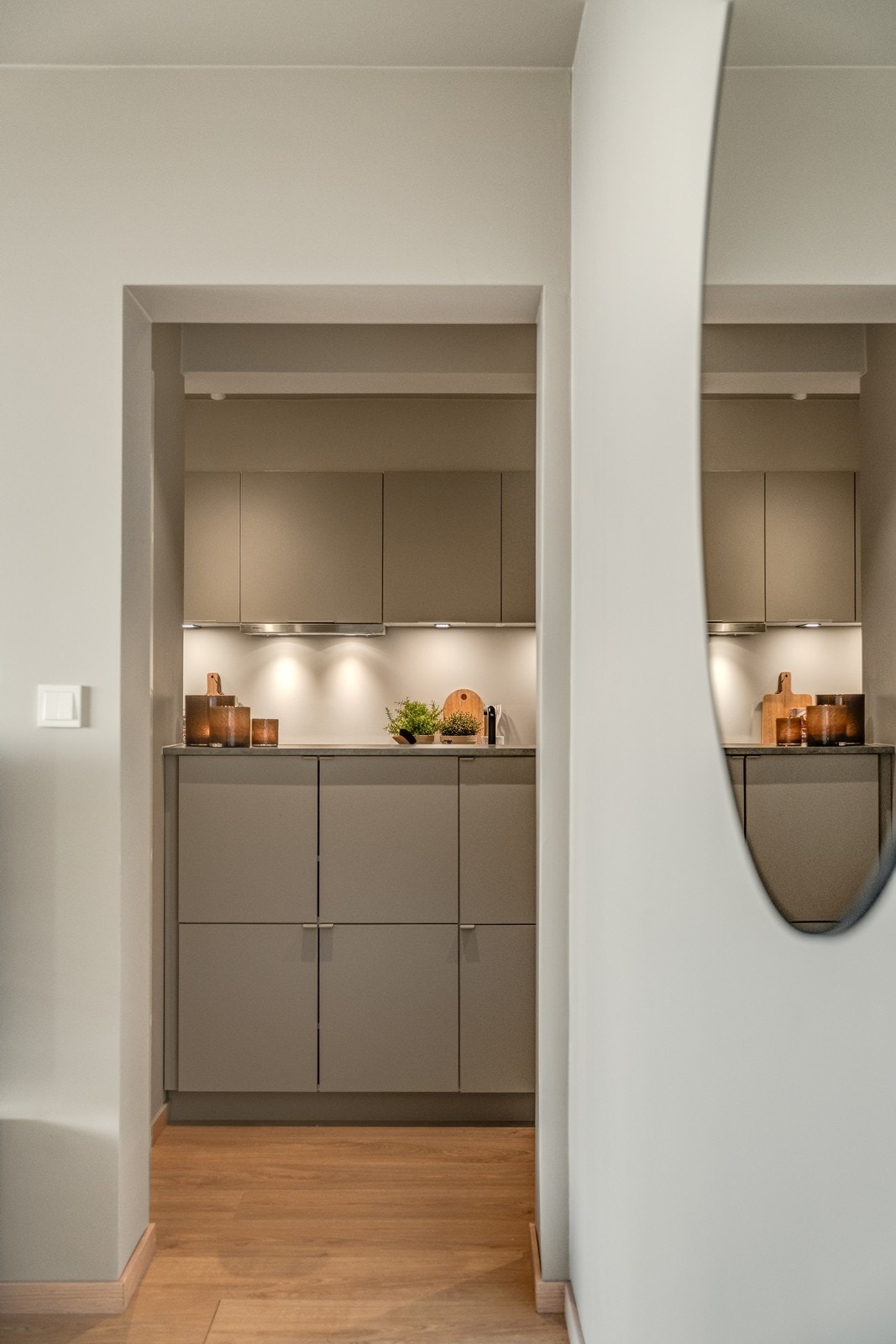 Leiligheten har delvis åpen løsning mellom stue og kjøkken. Galleribilde