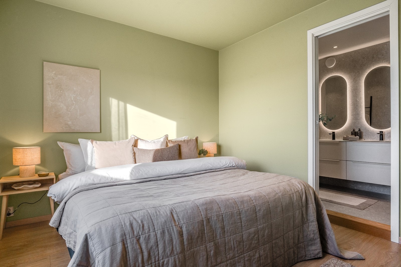 Hovedsoverommet er malt i en delikat farge og ligger i tilknytning til badet. Galleribilde