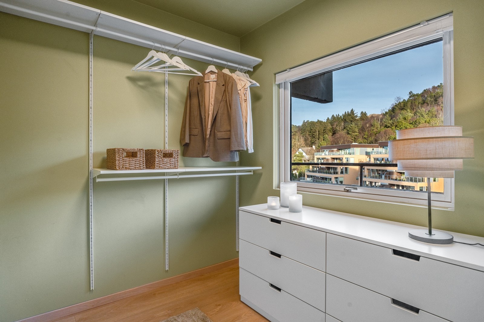 Soverom 2 er utstyrt med en praktisk garderobinnredning. Galleribilde