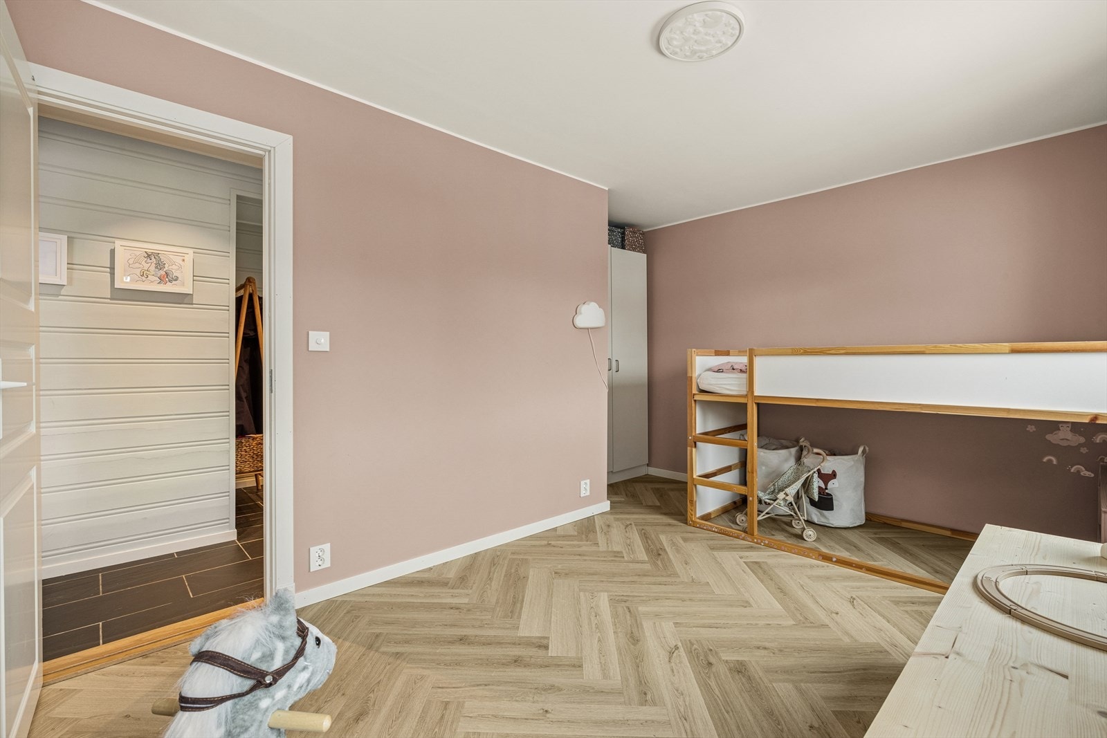 Rommene egner seg godt som barnerom, gjesterom eller hjemmekontor, avhengig av behov. Galleribilde