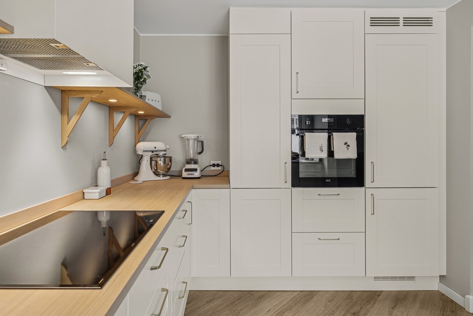 Det er montert både lekkasjestopper og komfyrvakt. Ventilator med avtrekk ut. Galleribilde