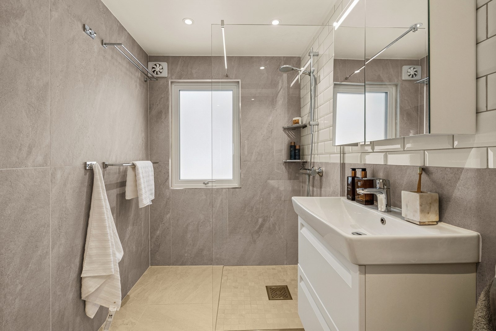 Badet er oppført i 2018 og fremstår funksjonelt og tidsriktig. Rommet har senere blitt oppgradert med nye fliser for et mer moderne utrykk. Galleribilde