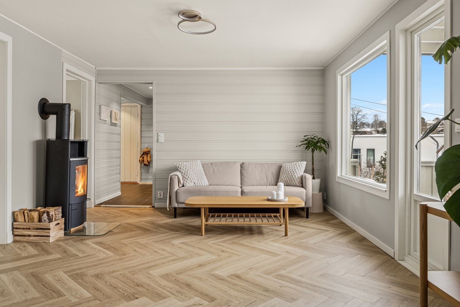 Fra stuen er det utgang til veranda på 16 m² med trapp i trekonstruksjon. Uteplassen gir en fin forlengelse av oppholdsarealet i s Galleribilde