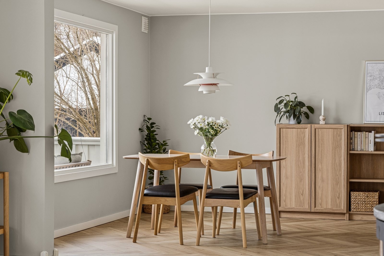 Dette er et hyggelig og sosialt rom som egner seg godt for både hverdagsliv og samvær. Galleribilde