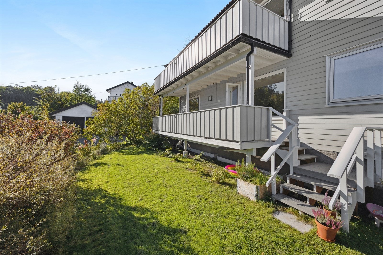 Dagens seksjonseier har benyttet plenarealet på nedsiden av sin enhet og plassert en trampoline der. Galleribilde