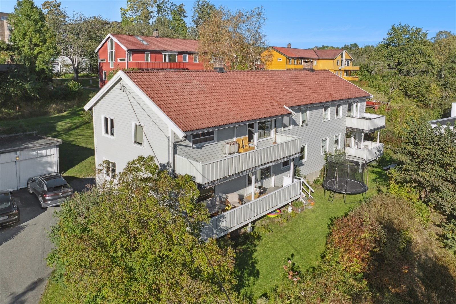 Biterudveien ligger nær flere gode frilufts- og aktivitetsområder. Det finnes lekeplasser, grøntområder og turstier like i nærheten, og Semsvannet er lett tilgjengelig for både bading, turgåing og ski i vinterhalvåret. Galleribilde