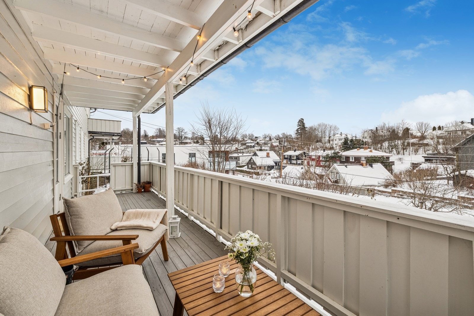 Fra stuen er det utgang til veranda på 16 m² med trapp i trekonstruksjon. Galleribilde