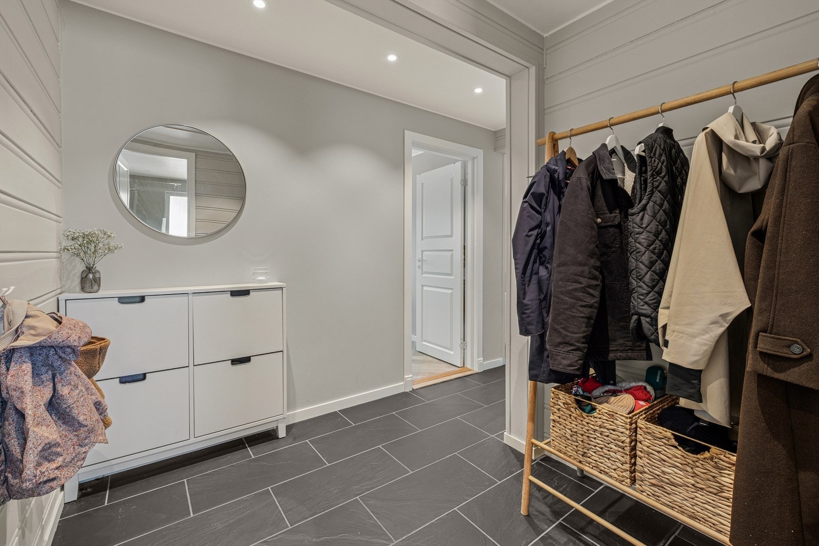 Herfra er det adkomst til leilighetens øvrige rom på en oversiktlig og praktisk måte. Galleribilde