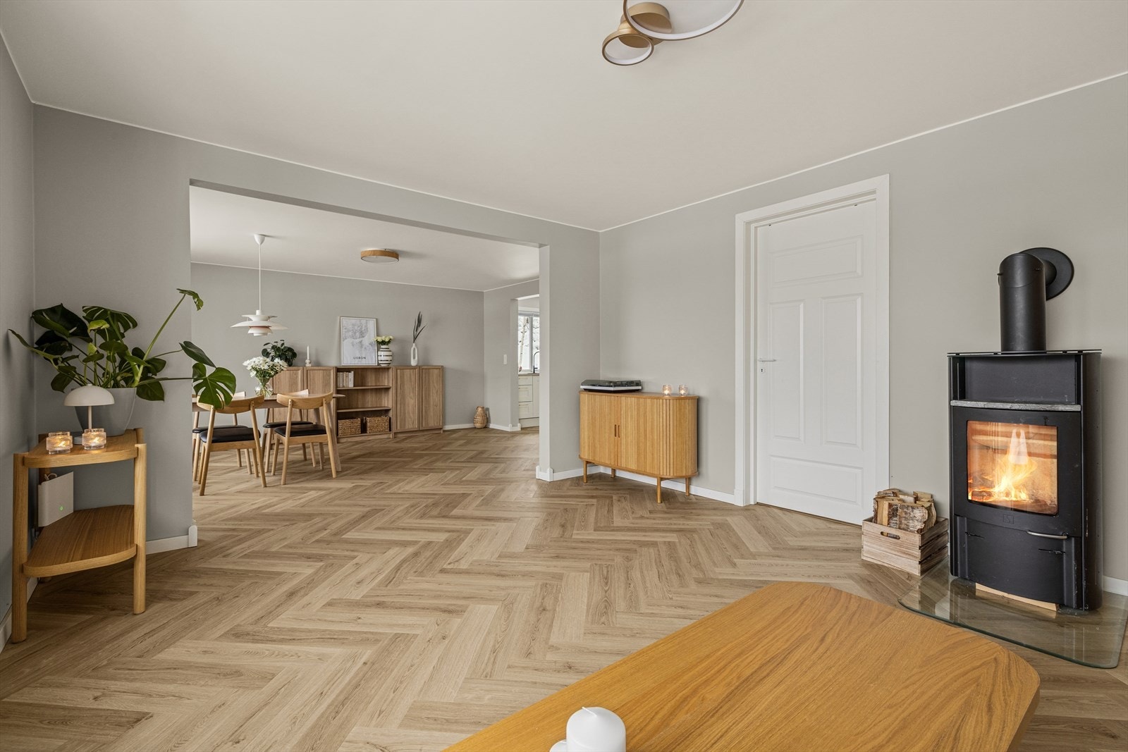 Løsningen skaper et lyst og luftig hovedoppholdsrom med gode møbleringsmuligheter. Galleribilde