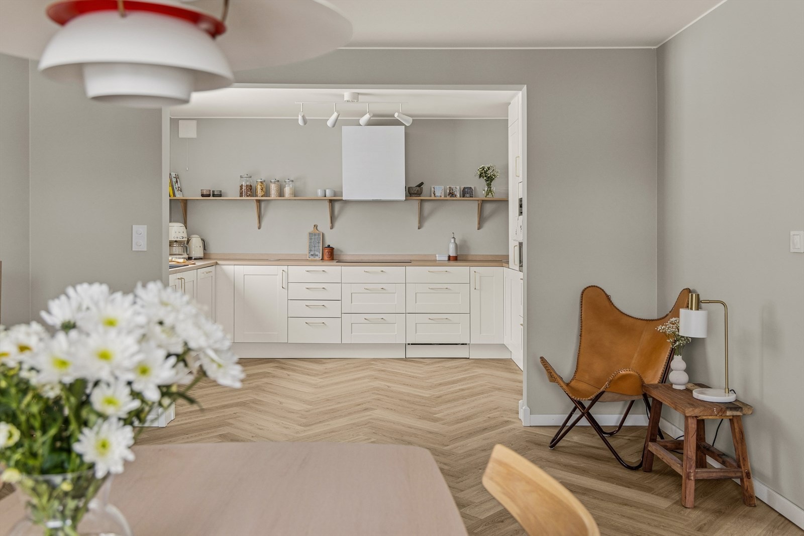 Kjøkkenet er oppgradert i 2024 og har moderne innredning med profilerte fronter og enkelte speilfronter. Galleribilde