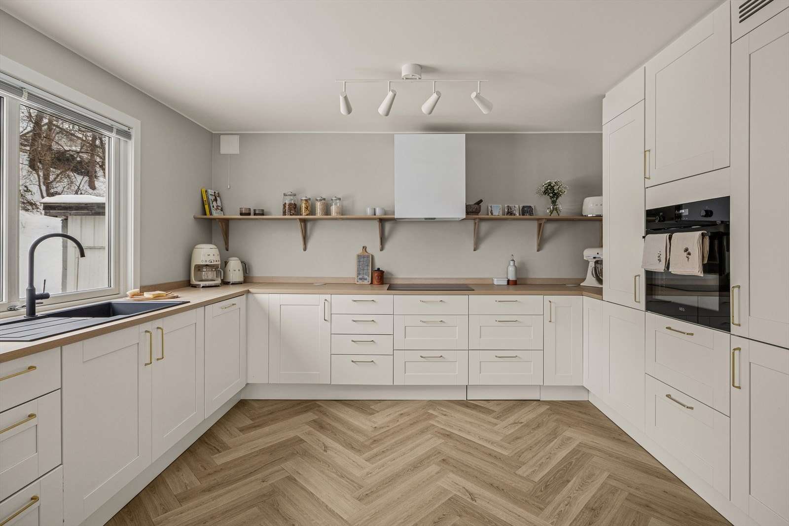 Kjøkkenet er utstyrt med integrert platetopp, stekeovn, oppvaskmaskin, kjøleskap og fryser. Galleribilde