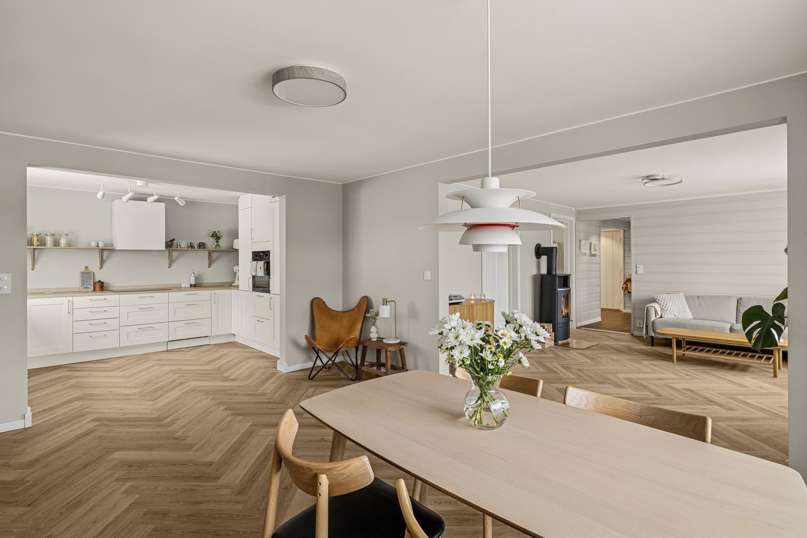 Oppholdsrommet er naturlig delt inn i tre soner for stue, spisestue og kjøkken, noe som gir god flyt og tydelig rominndeling. Galleribilde