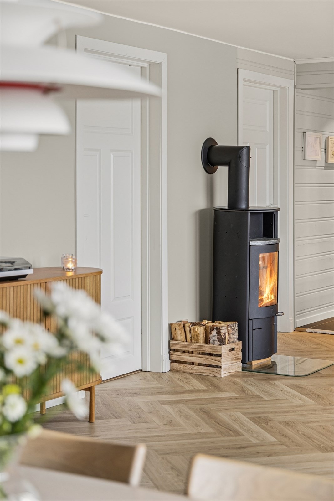 Peisovn av nyere årgang bidrar til lun stemning og ekstra komfort på kjøligere dager. Galleribilde