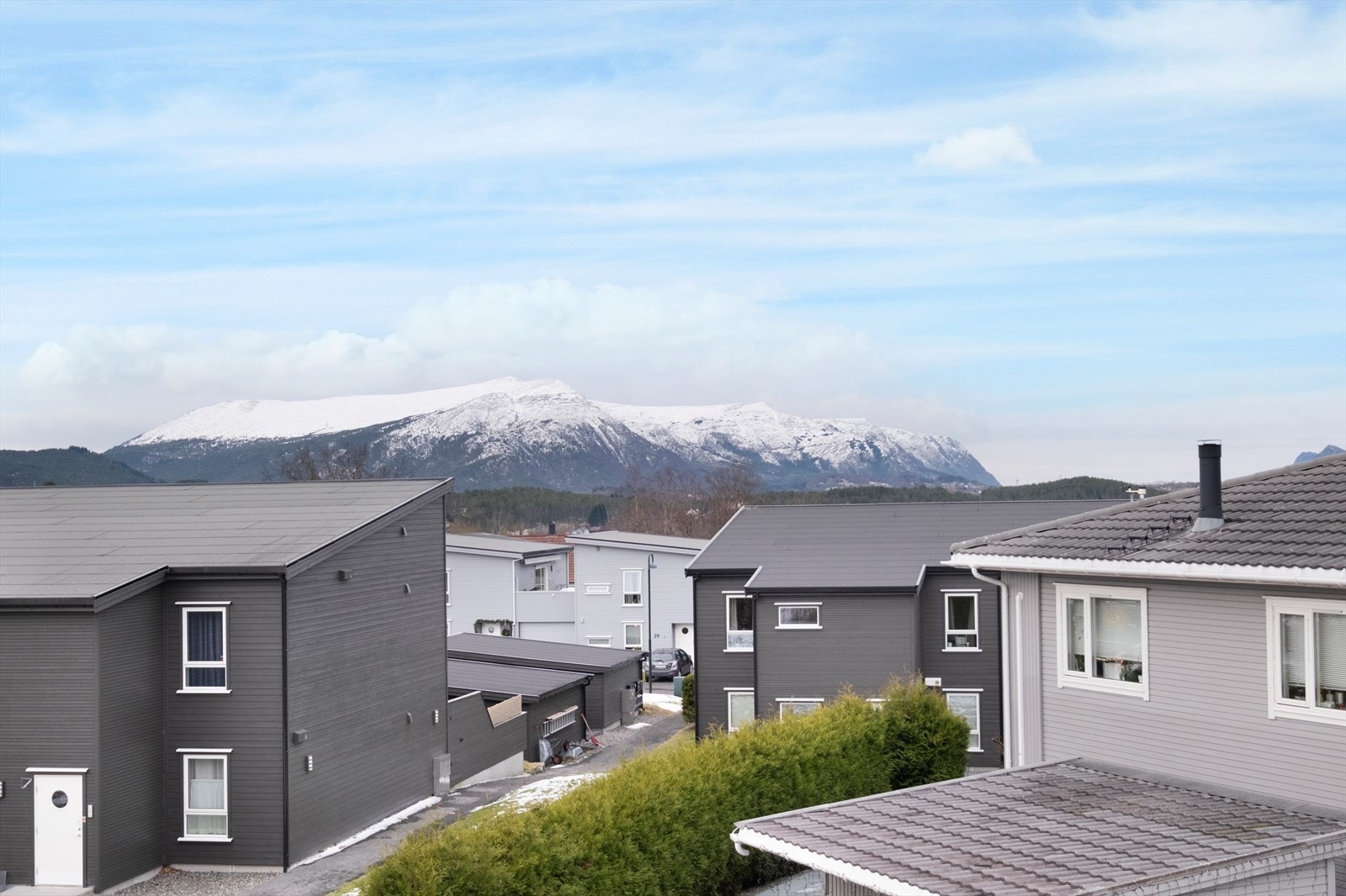 Fin utsikt mot fjellene. Galleribilde