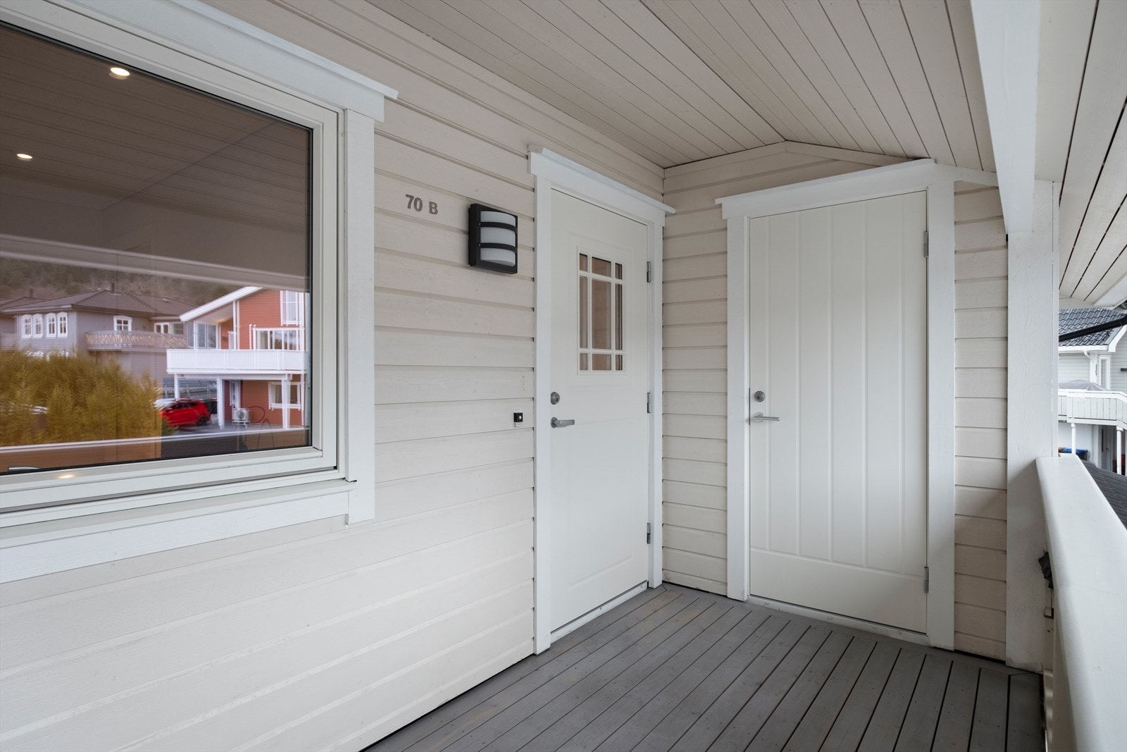 Inngangsparti med utebod. Galleribilde