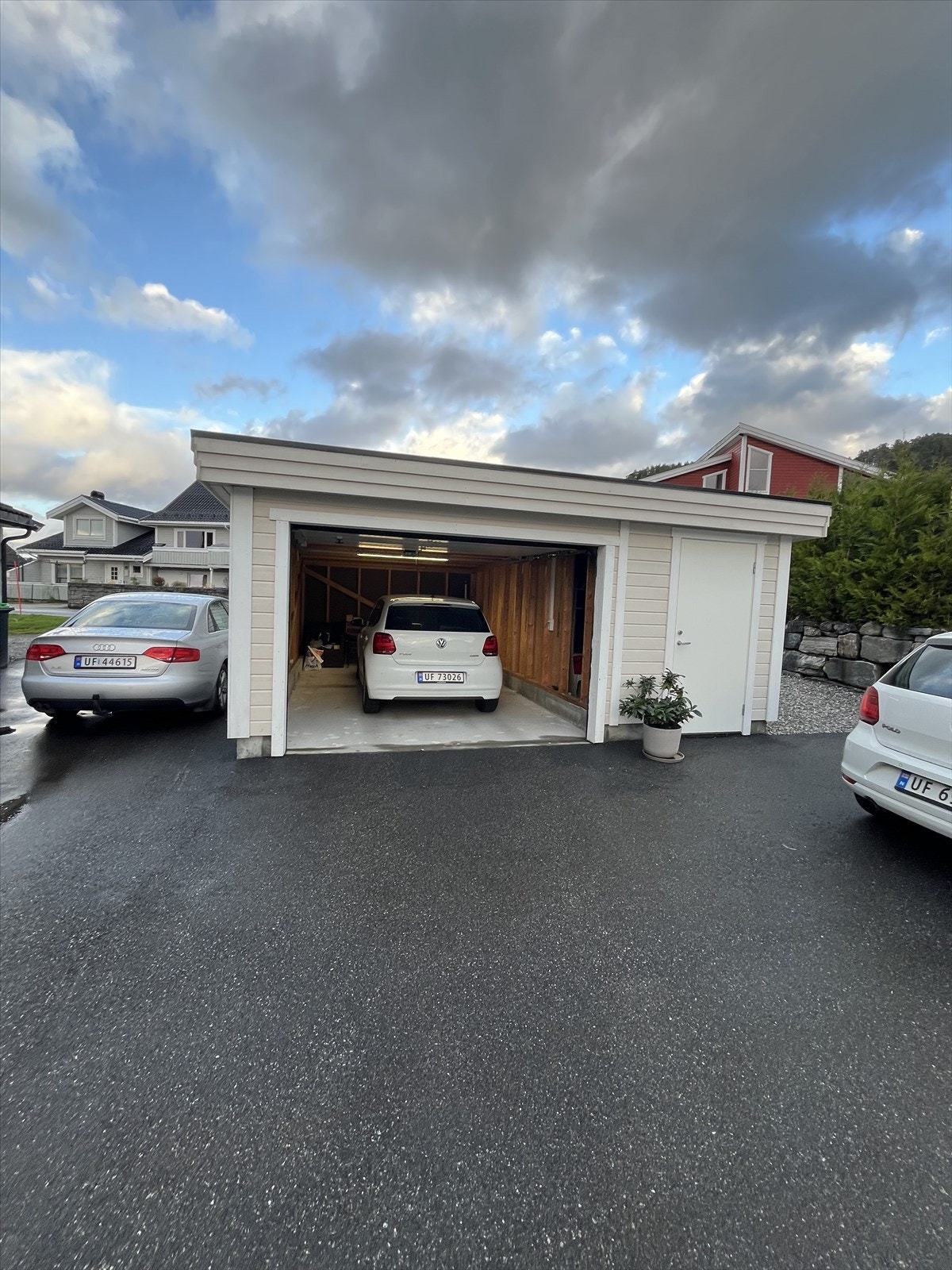 Garasje tilhørende leiligheten med el-port og utebod. Galleribilde