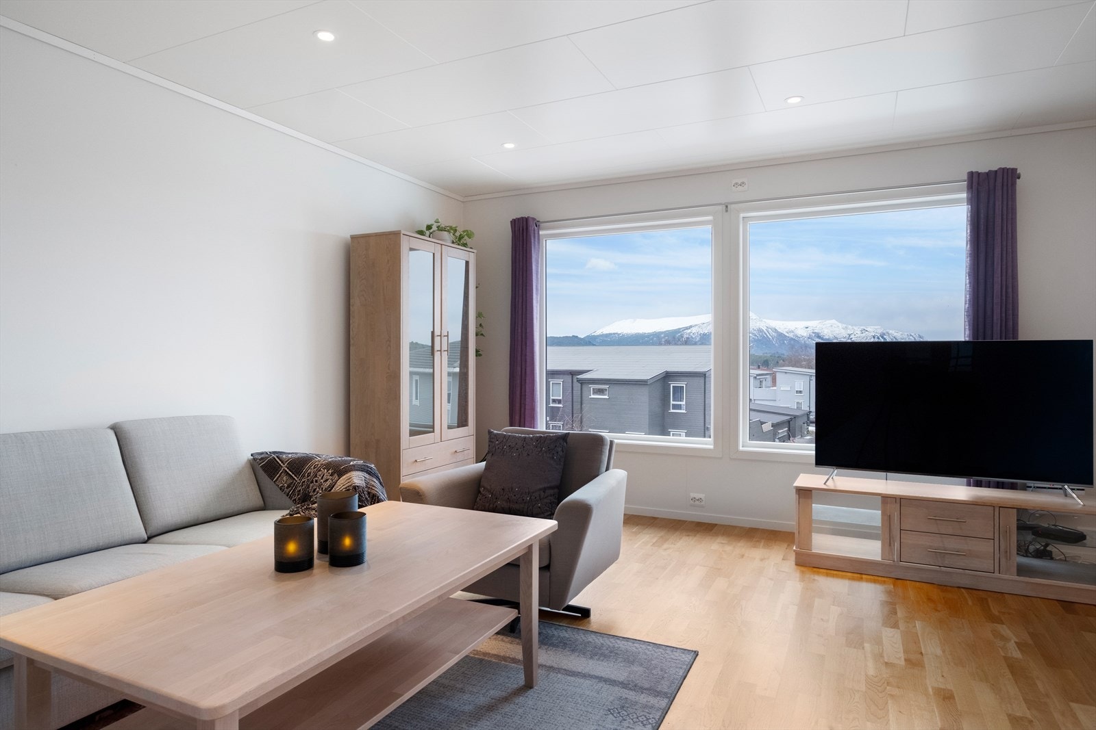 Store vindusflater slipper inn godt med lys. Galleribilde