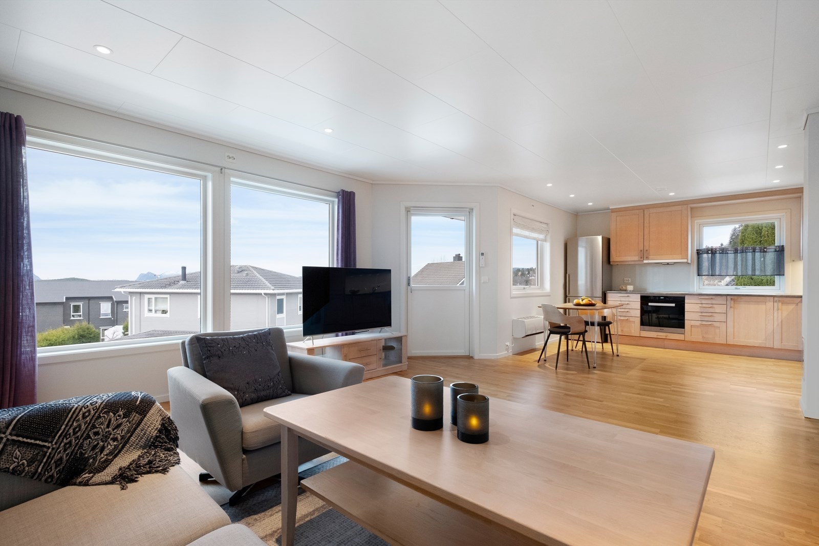 Romslig, lys og trivelig stue i åpen løsning med kjøkkenet. Galleribilde