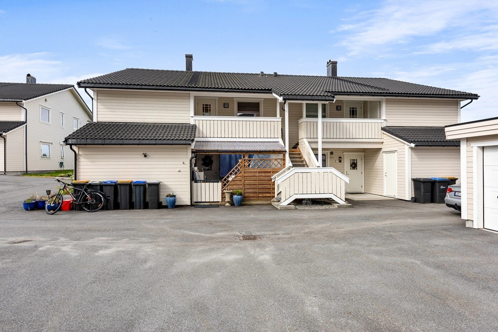 Fasade øst. Inngangsparti og veranda. Asfaltert og fin tilkomst til 4-mannsboligen. Galleribilde