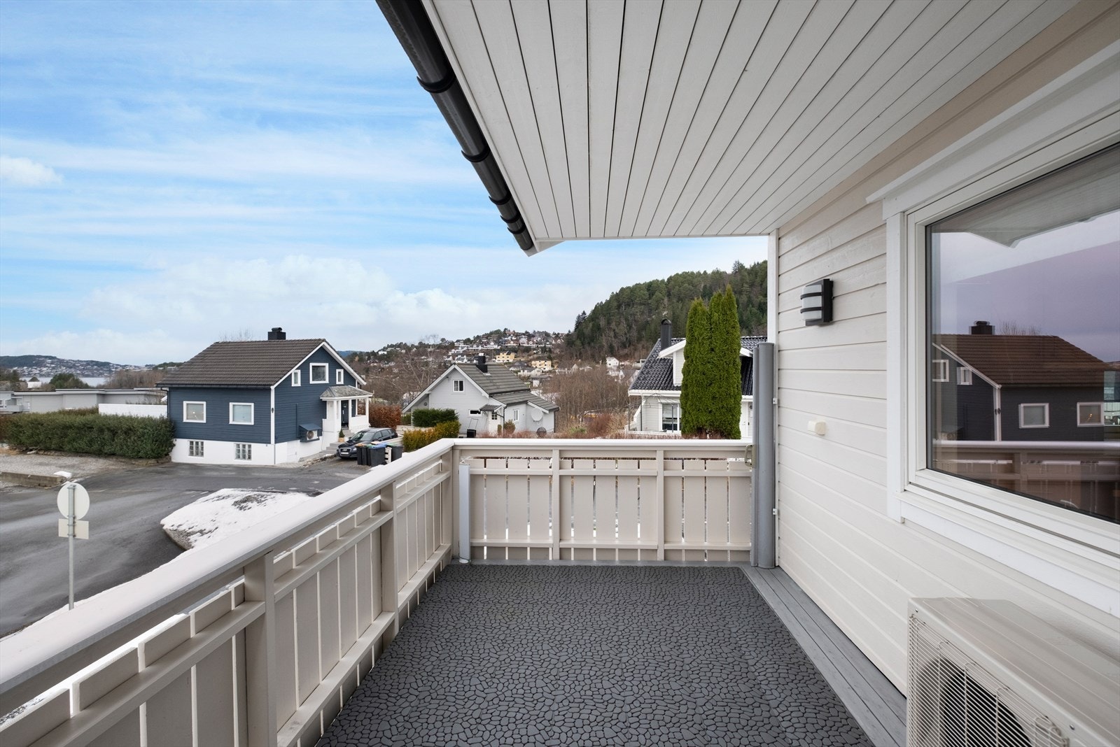 Vestvendt og solrik balkong. Galleribilde