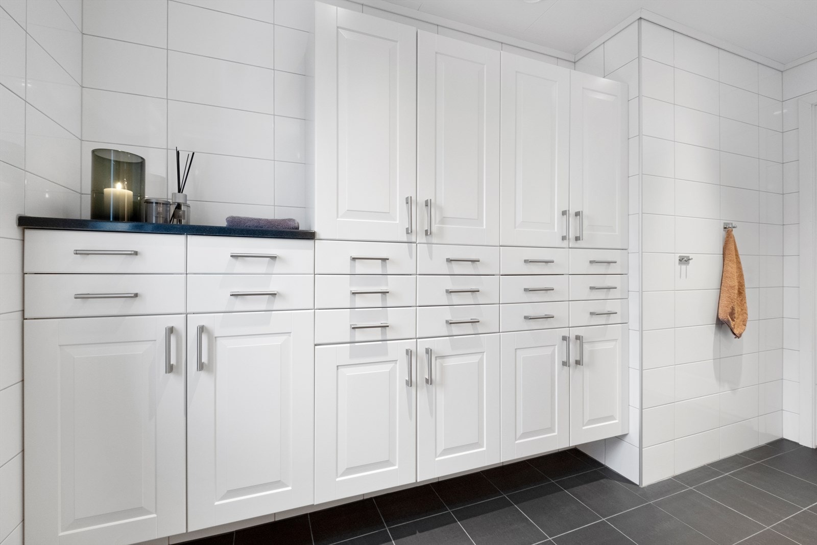 Flott baderomsinnredning med mye plass. Galleribilde