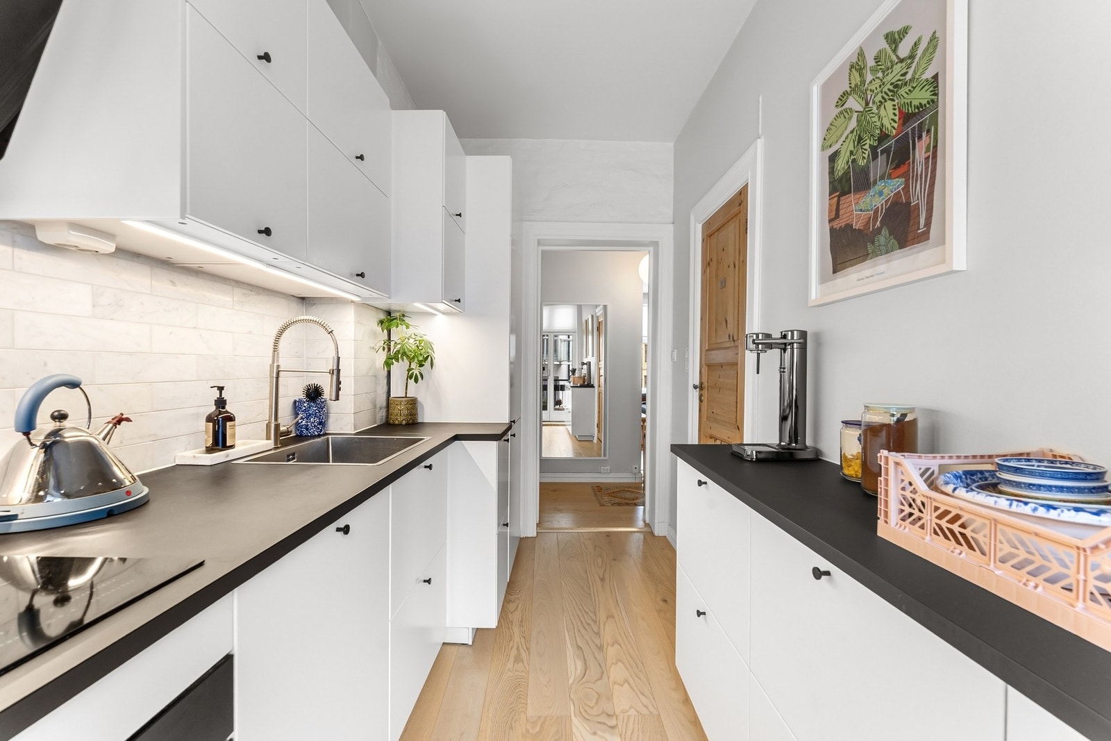 Kjøkkenet har en praktisk utforming med god skap- og benkeplass. Integrerte hvitevarer bestående av kjøleskap, stekeovn og oppvaskmaskin, samt nedfelt platetopp og ventilator Galleribilde