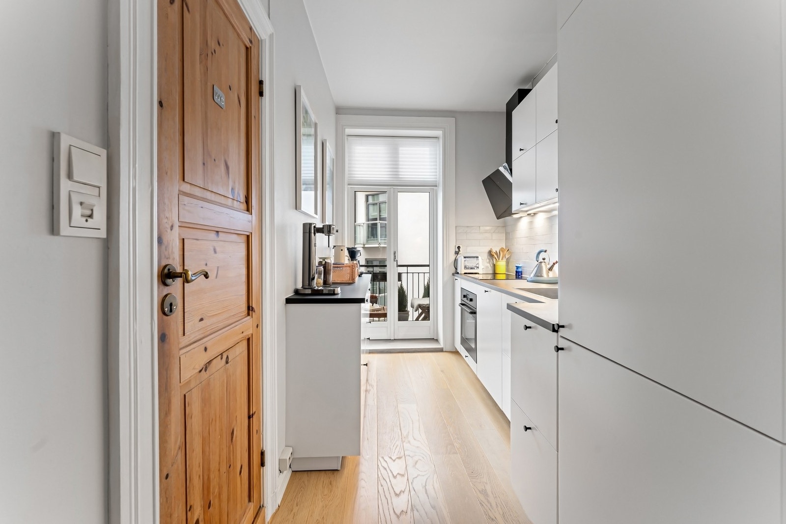 Kjøkkenet er plassert på den andre siden av leiligheten, noe som gir en god og gjennomgående planløsning. Galleribilde