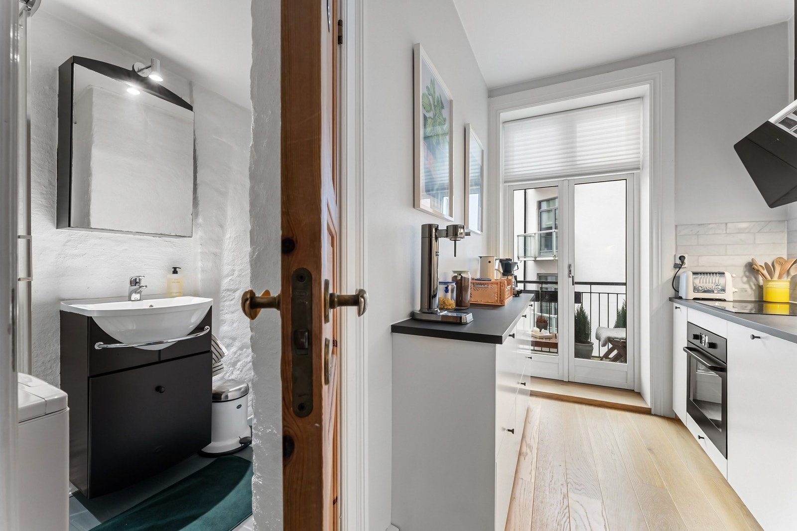 Baderom og kjøkken ligger tilbaketrukket fra stue. Galleribilde