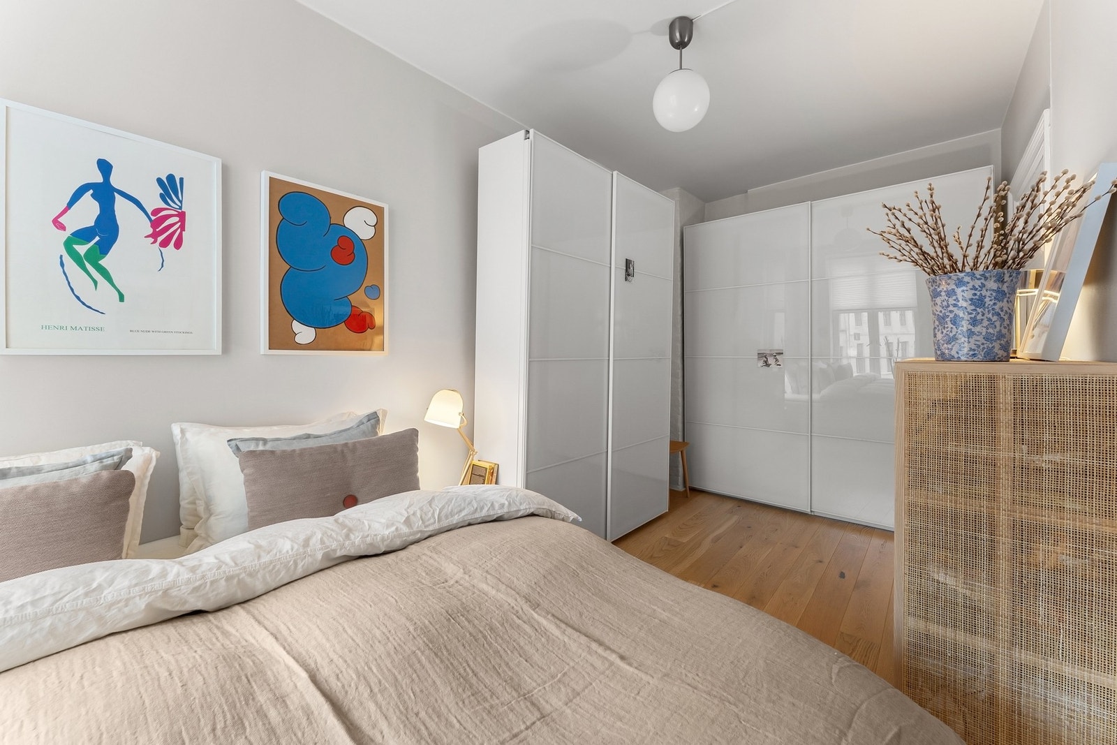 Store garderobeløsninger med Pax-skap gir rikelig med oppbevaringsplass. Galleribilde