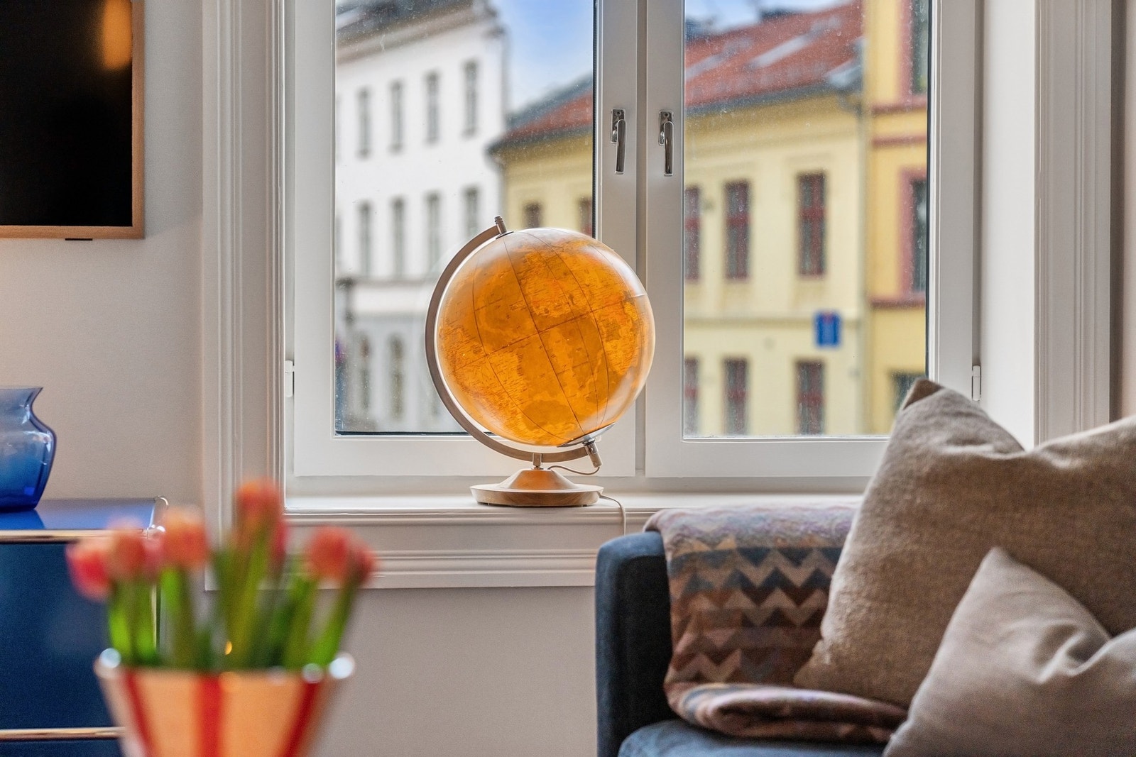 Store, flotte vindusflater sørger for rikelig med naturlig lys. Galleribilde