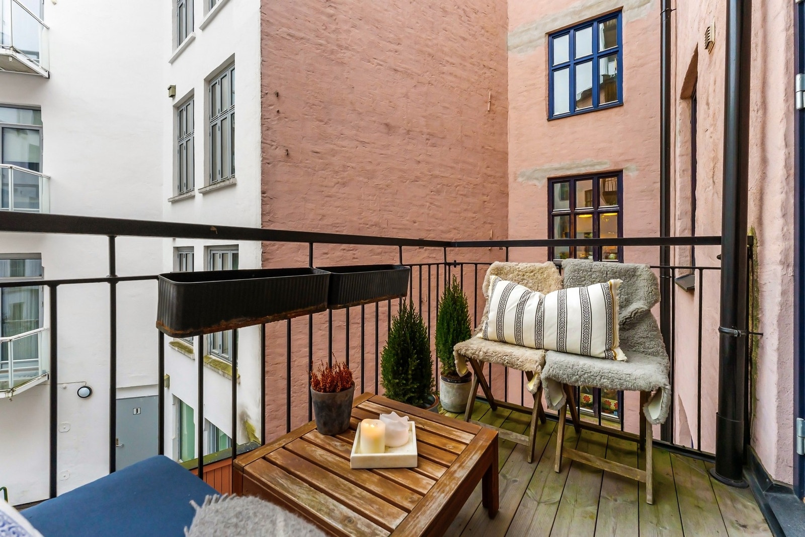 Her kan du enkelt nyte formidagssolen i rolige omgivelser mot den hyggelige bakgården. Galleribilde