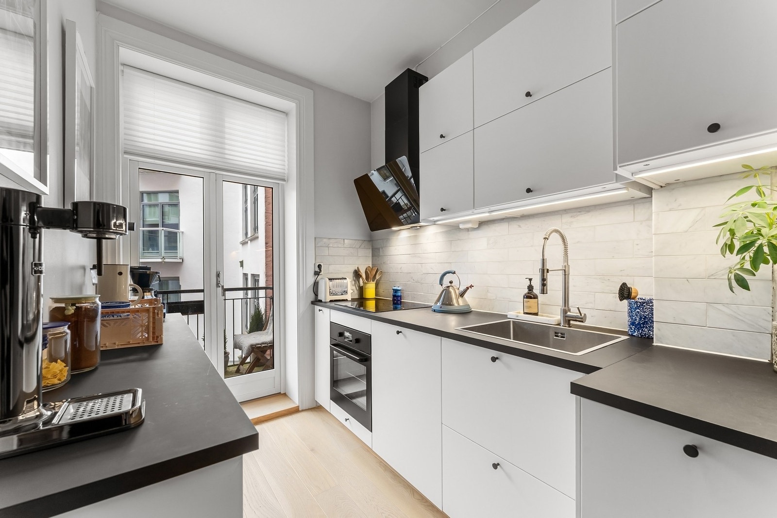 Delikat og funksjonelt kjøkken fra 2019 med slette fronter og gode arbeidsflater. Galleribilde