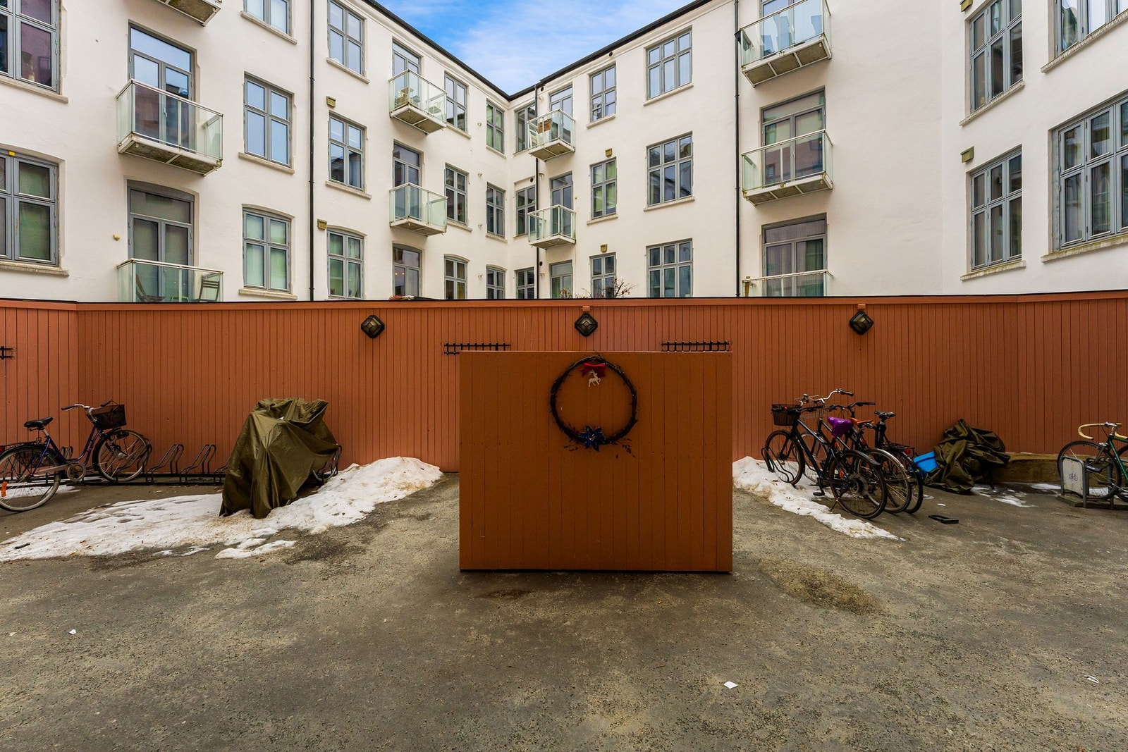 Borettslaget byr på hyggelige fellesarealer med b.la. sykkelparkering. Galleribilde