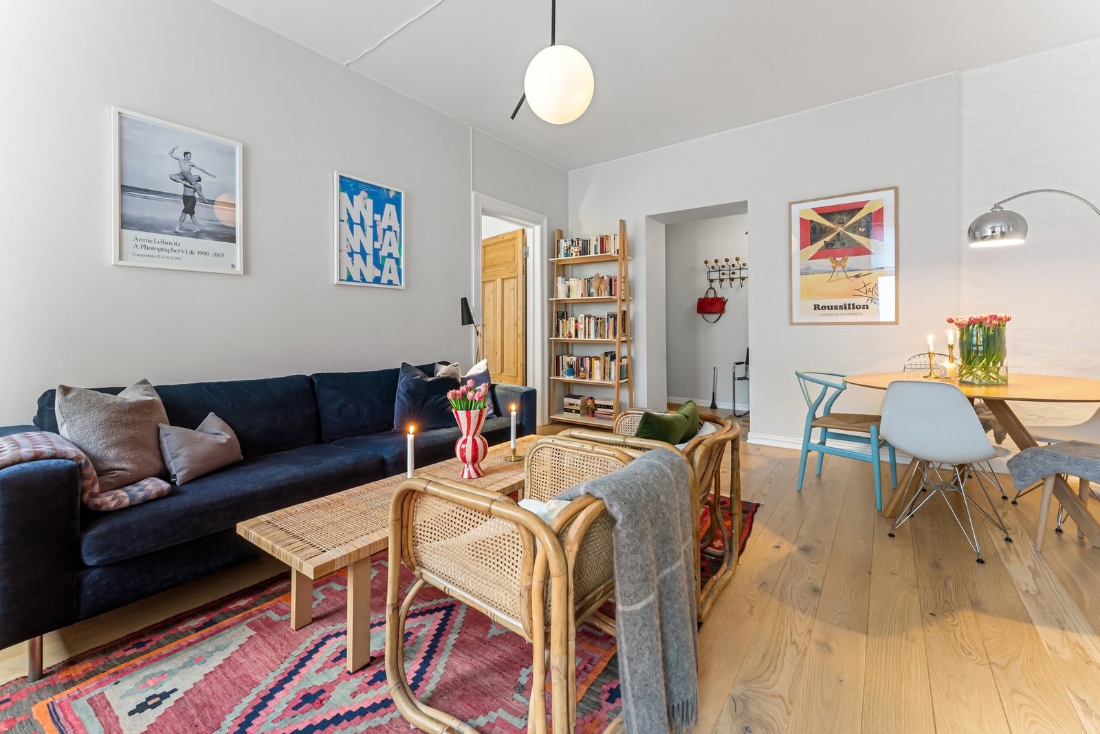 Stuen har en god og fleksibel utforming med flere møbleringsmuligheter. Ny parkett fra 2019. Galleribilde